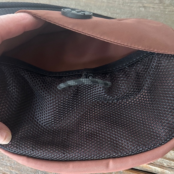 Lululemon Athletica Men's Belt Bag in Brown and Black - Picture 2 of 4